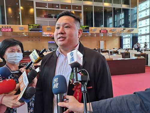 1130422 二十八歲新任議員吳建德宣誓就職 中市議會首見兄弟檔議員將落實「原漢合一」產品圖