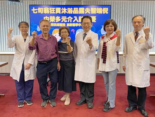 1141025七旬翁狂買沐浴品露失智端倪 中榮多元介入助解憂