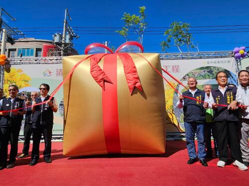 1141029危樓拆除再利用 清水市區新增停車場洽公、旅遊更方便 綠意延伸美化景觀