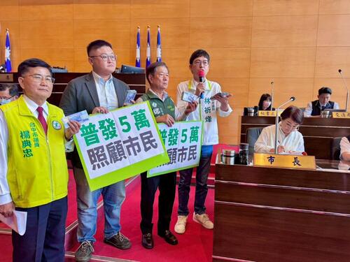 1141113陳淑華批盧秀燕市長不普發現金、建設延宕 林祈烽等議員人手1疊5萬現金促發錢 盧秀燕回應引用王義川說法：「詐騙｣若有餘裕非常樂意普發產品圖