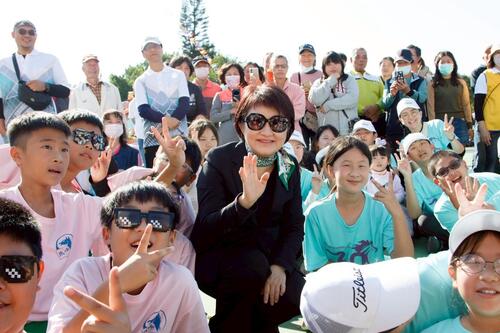 1141122中市外埔區馬鳴國小歡慶60週年 盧市長到場祝賀：馬到成功、一鳴驚人 回應媒體藍白兩黨主席會面看法：鄭麗文主席跟黃國昌主席都是具有以大局為重、新思維的人產品圖