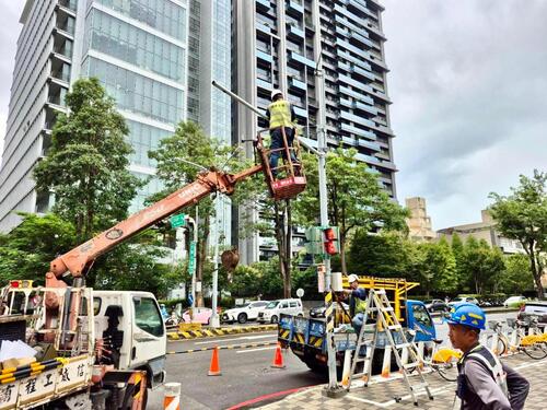 1141122守護6,600組號誌！台中1999通報 市府交通局搶修團隊即刻救援產品圖