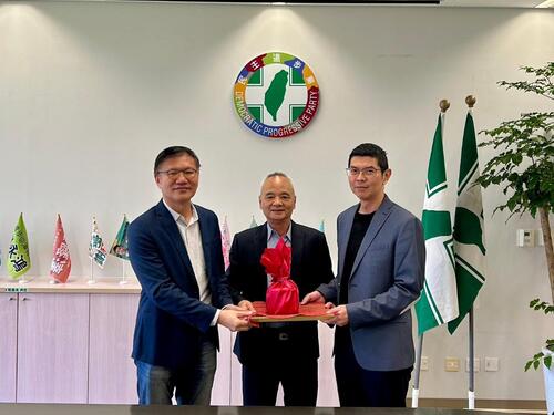 1141211中市議會民進黨團總召交接！ 王立任交棒周永鴻  盧秀燕市長觀禮表達祝福