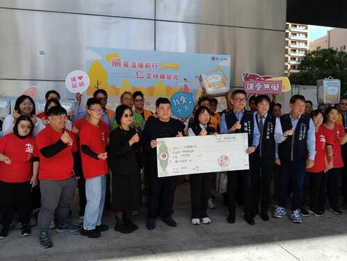 1141217讓仁愛持續發光！順仁兄弟會歲末送暖 創會長、台中市議員賴順仁：捐助30萬元助十方啟能中心