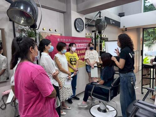 1141218從家庭照顧者走向照服職人 中市勞工局陪伴新住民翻轉人生、穩定就業