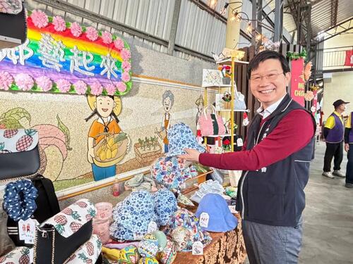 1141220中市客委會送暖伯公照護站 長輩笑開懷、客家情更濃產品圖