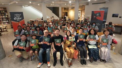 1141223客語走向世界！台中客語繪本《貓頭鳥》勇奪德、美國際雙金獎 母語扎根成果躍上全球舞台產品圖