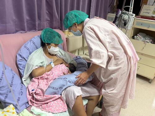 1150101印尼籍婦產女嬰 115年第一道曙光 臺中醫院元旦雙寶來報到