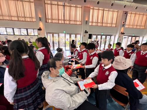 1150108麗喆中小學《 美「麗」選「喆」•圓滿前行》聖誕慈善募款 145 餘萬元全數捐贈弱勢產品圖