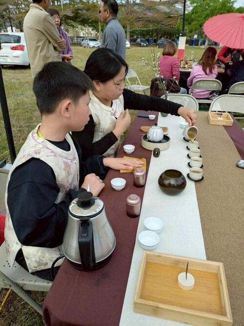 1150109梅香伴書香、科技助學啟航 新成國小「梅香茶會」產學攜手 客委會主委江俊龍讚譽梅花為「山城客家之花」產品圖