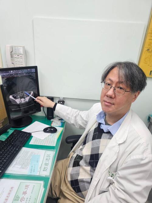 1150112四十五歲女小腸套疊如望遠鏡  揪出罕見「Vanek腫瘤」元凶 腹痛月餘莫輕忽！成人腸套疊  約有九成是由特定的病理病灶引起