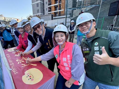 1150119台中公園第一排！東區台中公園二期好宅上梁 進度超前力拚年底完工