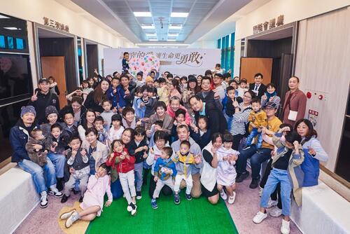 1150120中山附醫早產兒回娘家38位「小腳丫勇士」首創品牌童裝時裝秀