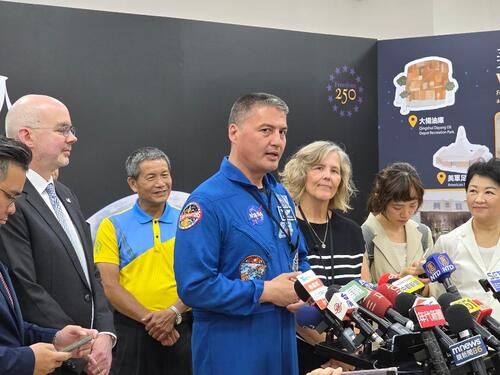 1150423分享11年前從太空拍台灣視角 林琪兒：來到美村 感到生命獲得了圓滿 鼓勵學子追求夢想太空見 盧秀燕；台美持續深化交流合作 軍用及商用無人機產業發展交換意見產品圖