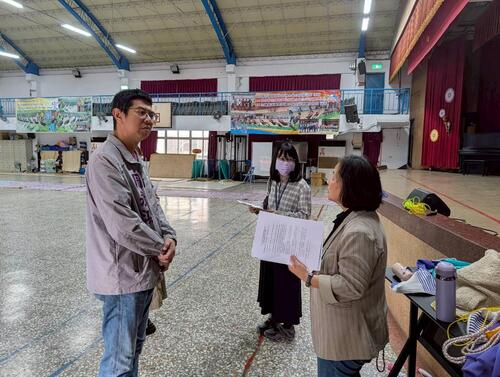 1150430圳堵國小活動中心音響老舊、地板龜裂 周永鴻議員邀教育局會勘協助改善