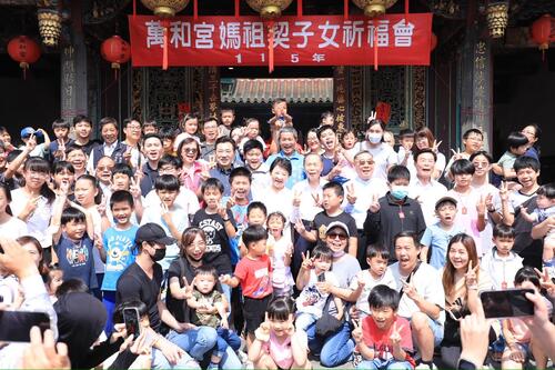 1150502媽祖慈暉！萬和宮上千名契子女回宮祈福  盧市長贈匾「萬和安民」 總統保證馬鈴薯一顆顆驗？盧秀燕：乾脆別進口