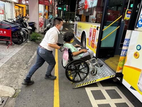 1150503從輪椅乘客到高中生感謝信！中市交通局點亮候車燈 公車駕駛暖心接送