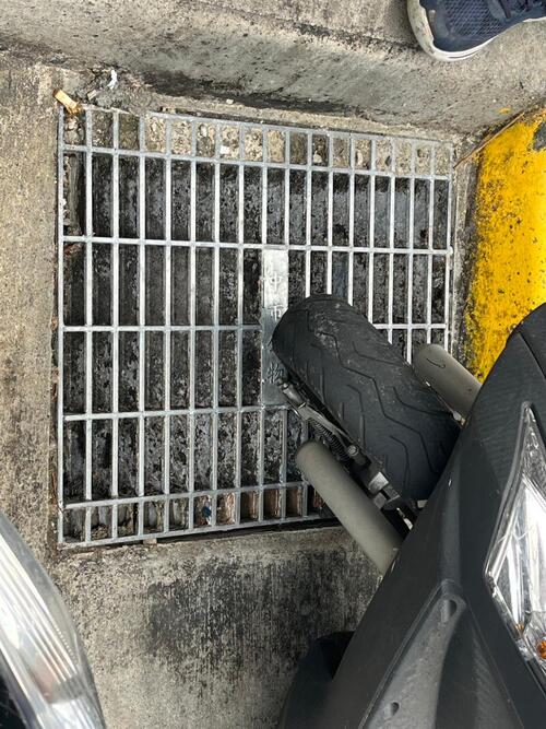 1150506太平某火鍋店遭檢舉汙染溝渠 中市環保局：已派員確認有汙染情事、當場開罰並要求清理改善