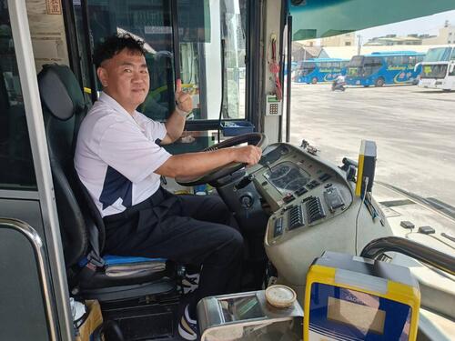 1150525公車駕駛背乘客送醫暖心獲讚 中市交通局：生命優先、感謝第一線溫暖力量