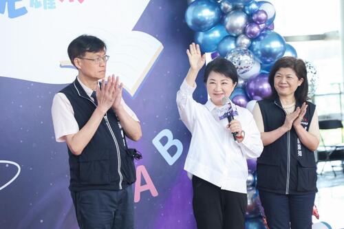 1150528盧市長與8042位高中以下市長獎畢業生合影「各俏皮POSE」照單全收 勉學子勇敢迎未來