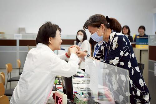1150529中市府聯合服務中心遭暴力毀損！盧市長親赴現場慰問 擁抱第一線同仁送暖：市府是大家的後盾
