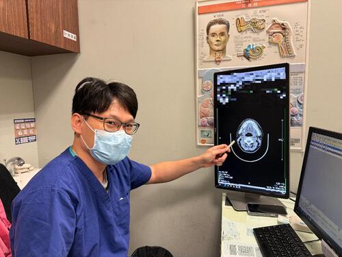 1150608壯男下巴腫竟是結石 微創手術精準取石不留疤 醫籲：除了多喝水 更要注意下半身這症狀產品圖