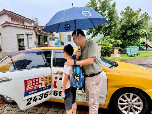 1150614畢業暖心告白！黃竹國小學生手寫感謝卡 中市小黃公車駕駛：最寶貴的獎狀產品圖