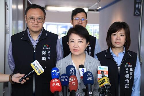 1150616訪歐後上班盧秀燕談海峽論壇 批賴政府封殺台灣人民也傷害農民 周永鴻：盧秀燕急砲中央 把農民往中國「養套殺」陷阱裡推產品圖