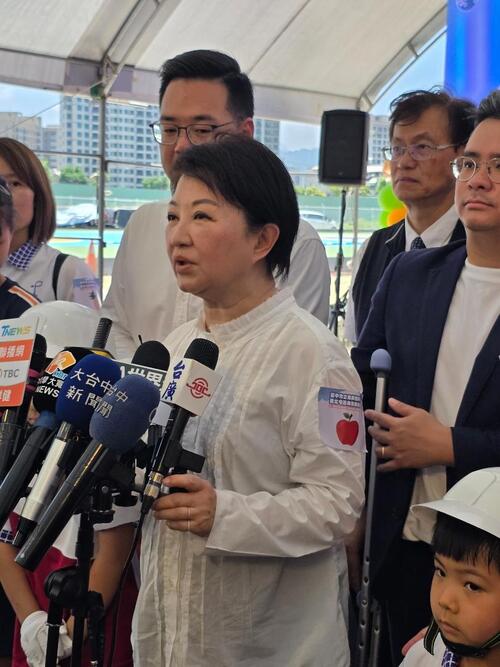 1150622派鄭副市長送機「盧韓聯盟」成形？盧秀燕：祝訪美國會外交成功 鳳梨釋迦政治口水盧市長分享三吃法產品圖