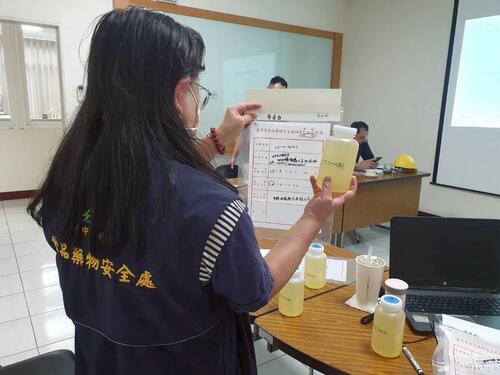 1150701中聯油脂大豆沙拉油「苯駢芘」超標  中市食安處第一時間聯合稽查 勒令業者即刻停工、全面下架回收