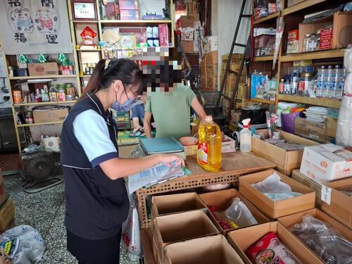 1150702中市食安處首波公布兩業者超標油品流向 跨局處突擊賣場全面回收下架