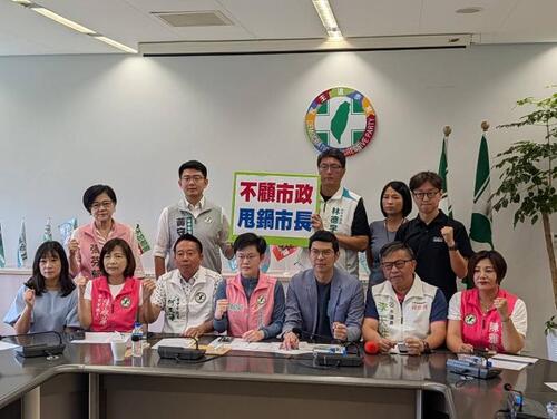 1150720民進黨團批：盧秀燕不顧市政、只會甩鍋 8萬8千件查驗仍漏掉中聯關鍵風險 溫朗東搞錯流程！中市府秀證據打臉：中央食藥署送驗的