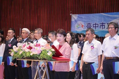1150731中市新學年度102位校(園)長布達、21位校長光榮退休 盧市長勉勵「有心、有愛」打造幸福校園產品圖