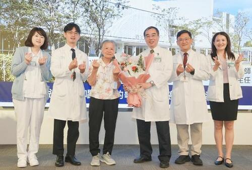 1150819中醫大附醫第二質子治療室將啟用 抗癌再添戰力 76歲嬤第四期下咽癌免切喉 保留聲音重拾昔日歌喉產品圖