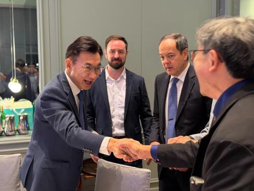 1150820江啟臣全英語對話國際社群　拋三大委員會打造「智慧、國際、有溫度」的臺中 讓國際人才不只來投資、更願意留下產品圖
