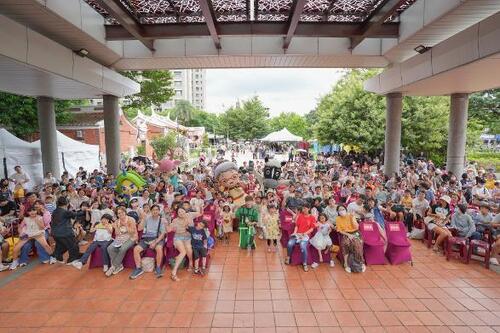 1150823中市「祖父母節」近千人嗨翻！祖孫復古變裝拍時尚大片 「歐米馬」化身潮阿公驚喜現身產品圖