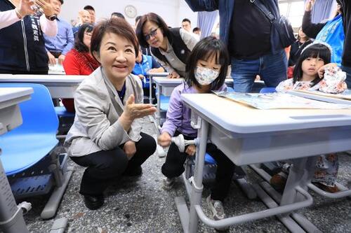 1150828挹注近4.9億元升級學習環境！ 中市16萬餘套可調式課桌椅開學前全面到位