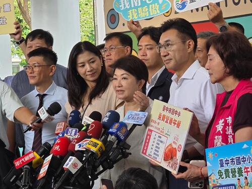 1150831中市免費營養午餐啟航！盧市長親為學生打菜並陪同用餐 開學週加碼雙主菜、首日迎「L形大雞腿」