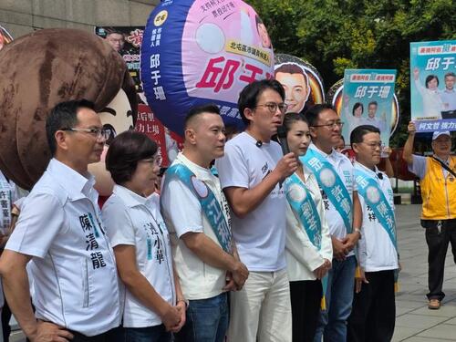 1150831黃國昌陪同中市民眾黨參選人登記 江和樹清晨搶頭香！前美女發言人楊寶楨也登記 竹北藍白合破局！黃國昌：藍委也看不下去