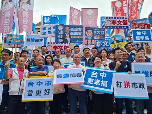 1150902台中藍軍「大團結」  從市長到議員全線集結 盧、江與議員合體 提前完成「母雞帶小雞」戰略布局 盧秀燕：議長要交棒給自己 江啟臣：9月3日軍人節才登記 展現海龍精神拚市政