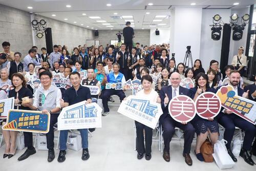 1150903一甲子記憶迎來幸福新生 盧市長與美國在台協會處長谷立言 見證美村園區從老故事走向新生活