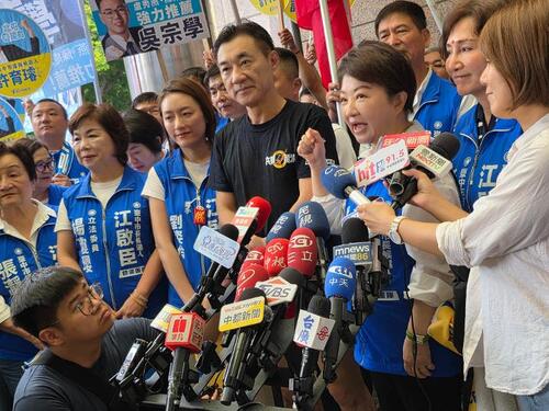 1150903江啟臣軍人節穿「紅短褲」冒雨跑4公里登記 盧秀燕授市徽挺接棒 從保衛國家到守護臺中 江啟臣：做「臺中市民的海龍蛙兵」