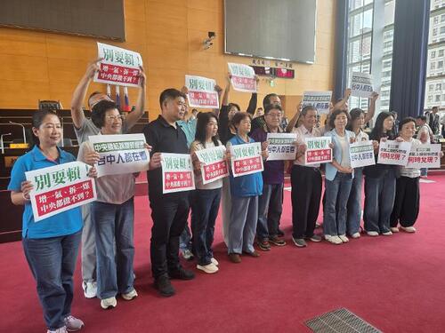 1150904卓榮泰視察中火前 國民黨李中：台電必須提出燃煤機組拆除時程後 市府才能發給中火燃氣機組操作許可證 民進黨周永鴻：盧秀燕別再拿程序卡燃氣、政治上搶功