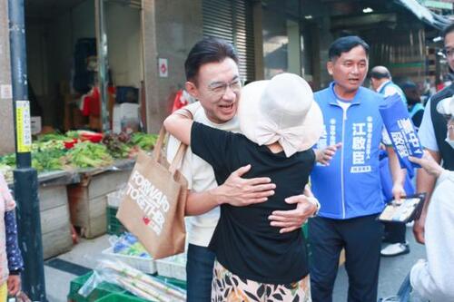 1150918江啟臣力拚客家山城全面升級！86歲鐵粉阿嬤秀珍藏挺「更上一層樓」產品圖
