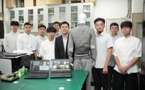1151001不用滑鼠空中揮手就能操控電腦  興大材料系開發AI體感智慧衣產品圖