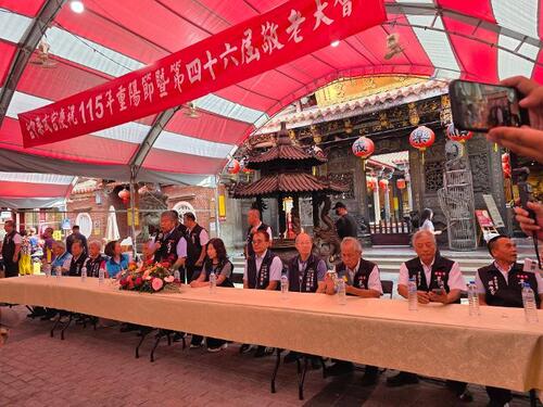 1151006台中樂成宮慶祝重陽節暨第46屆敬老大會 旱溪八里長者真幸福 10位百歲人瑞 發放敬老年金人數高達6,225人 禮金發送8,436,000元產品圖