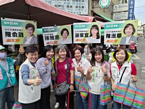 1151007揹「台灣LV」逛水湳市場 吳沛憶率民進黨女力掃街 菜頭、柚子買好買滿「又當選又連任」