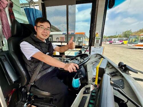 1151009台中暖心公車駕駛助不適乘客就醫 全車鼓掌、長輩熱心做媒 交通局：展現城市溫暖