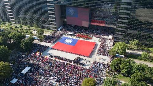 1151010盧市長任內最後一次主持國慶升旗典禮 感謝市民8年幸福相伴 宣示「5個堅持」守護家園  喊話賴總統參考蔡英文2點主張：身為國家領導人要克制、重視經濟均衡產品圖