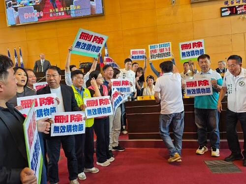 1151012購物節預算戰爆衝突！中市總預算刪6.2億 民進黨團主張購物節預算刪到剩1元產品圖